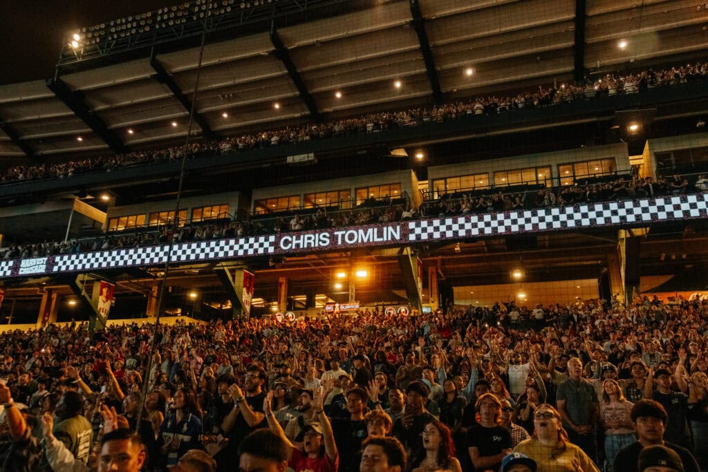 2025 harvest crusade crowd worships with chris tomlin 